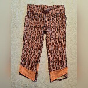 Under Armour women's size Medium cropped light orange & black leggings EUC